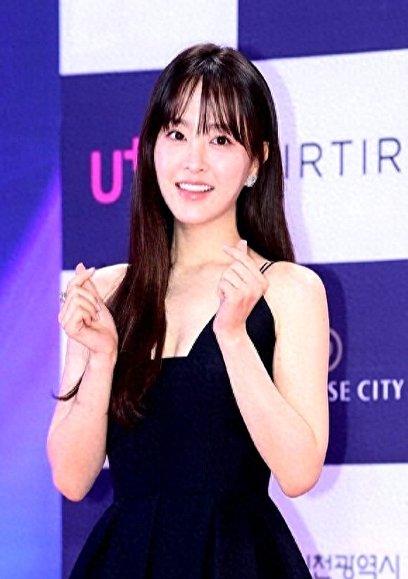 韩国女星因没穿被主办方禁止走红毯真相曝光后韩网吵翻了